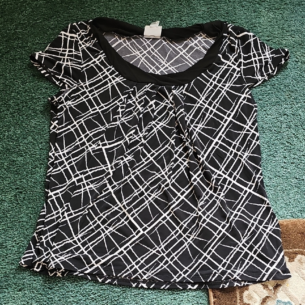 Worthington Black and White Geometric Short Sleeve Top